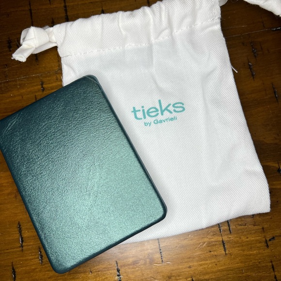 Tieks Tahitian Pearl Compact Mirror Day 7 of Advent Calendar - Picture 2 of 4